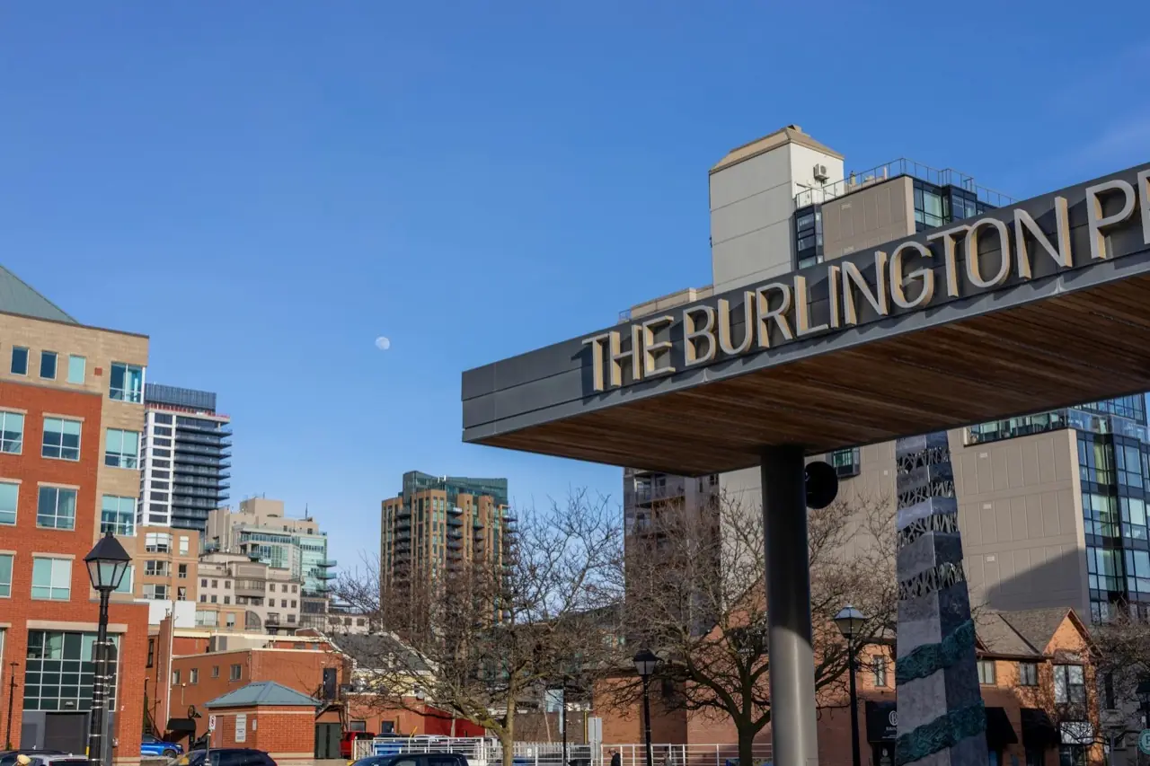 L'enseigne Burlington et le paysage urbain du centre-ville de Burlington, Ontario — services de contrôle de foule à Burlington