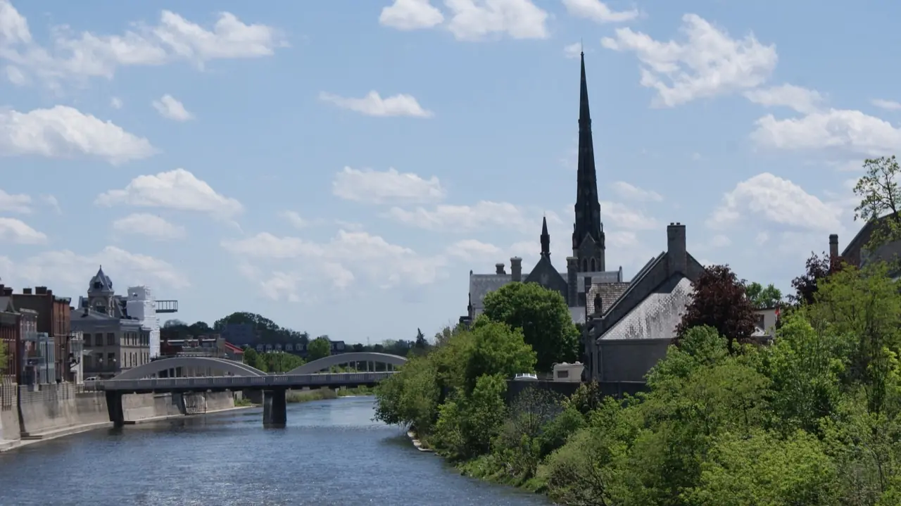 Rivière Grand de Cambridge, Ontario avec clocher d'église et pont de la rue Main — services de contrôle de foule à Cambridge