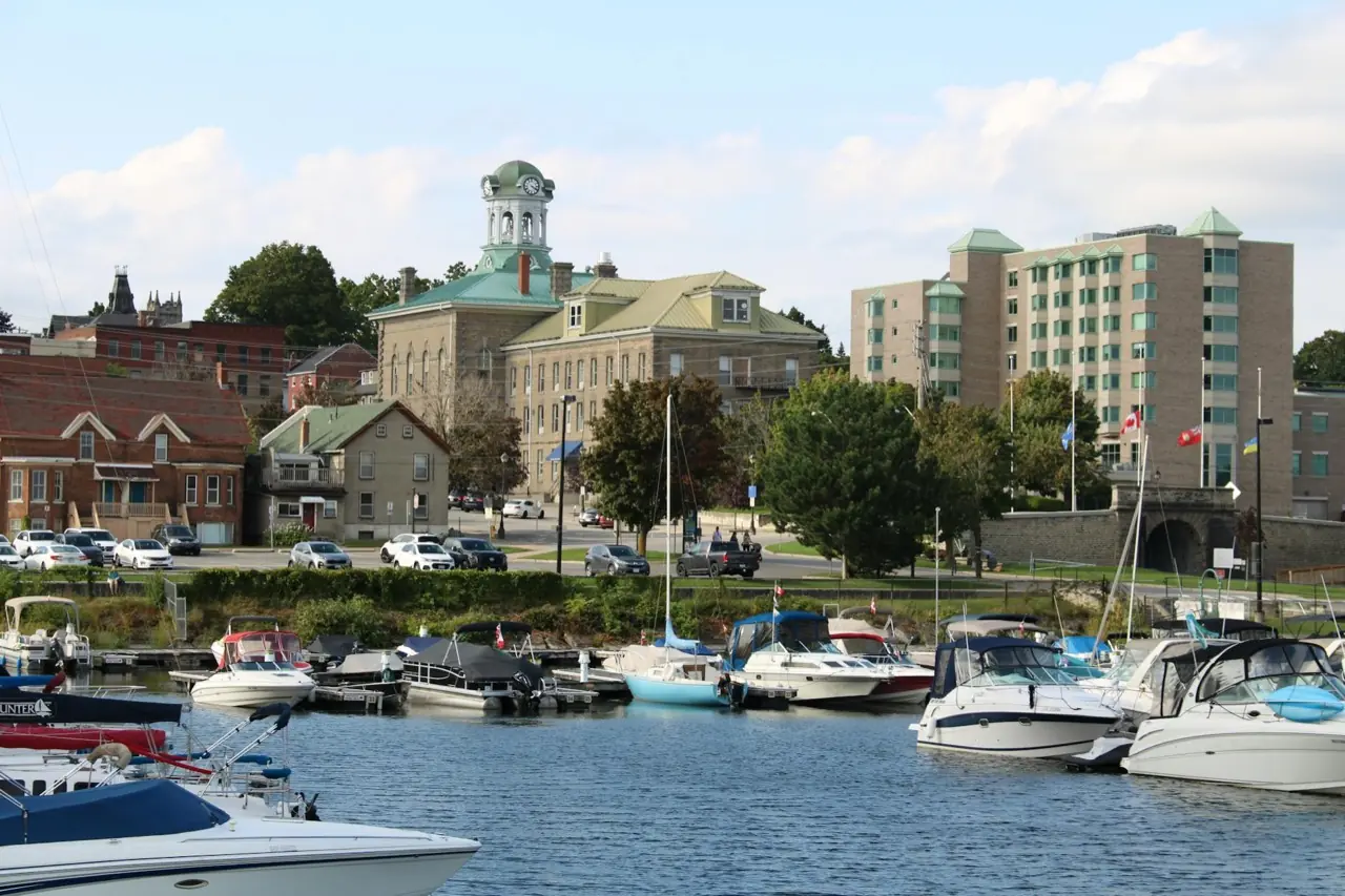 Port de Fredericton, Nouveau-Brunswick avec tour de l'horloge et bâtiments patrimoniaux — services de contrôle de foule à Fredericton