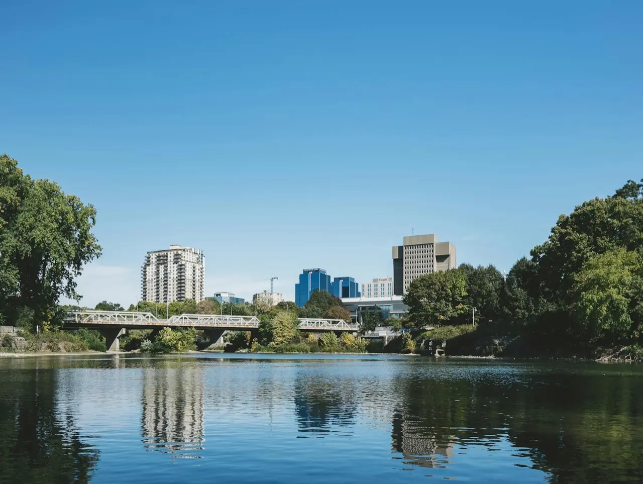 Rivière Speed de Guelph, Ontario avec horizon du centre-ville et pont — services de contrôle de foule à Guelph