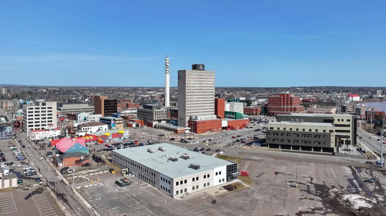 Centre-ville de Moncton, Nouveau-Brunswick avec la rivière Petitcodiac — services de contrôle de foule à Moncton