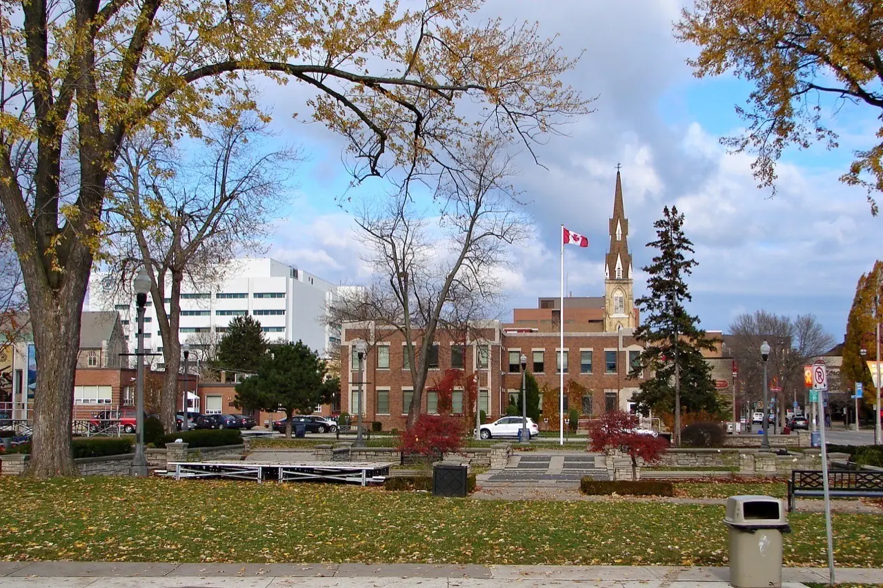 Paysage urbain du centre-ville d'Oshawa, Ontario dans la région de Durham — services de contrôle de foule à Oshawa