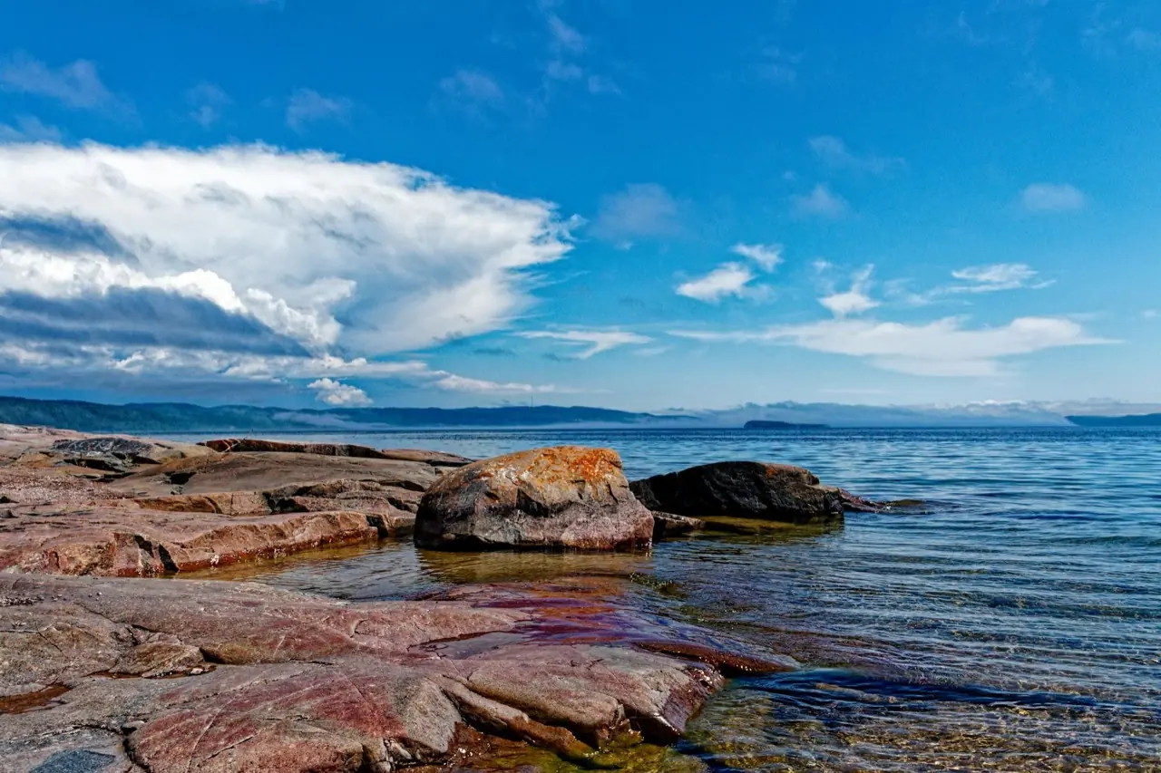 Rivage du lac Supérieur à Thunder Bay, Ontario avec roches du Bouclier canadien — services de contrôle de foule à Thunder Bay