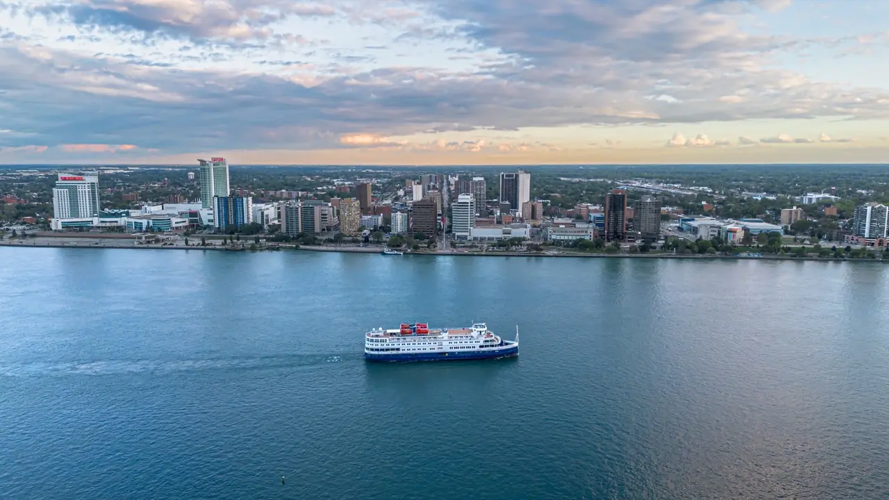 Horizon du front de mer de Windsor, Ontario sur la rivière Détroit avec traversier — services de contrôle de foule à Windsor